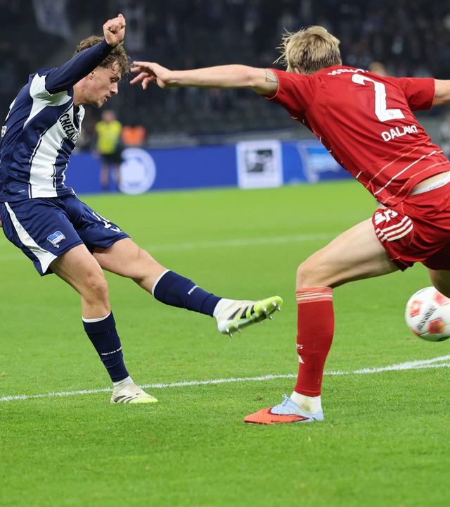 Maurice Krattenmacher (Hertha BSC) schießt den Ball und erzielt ein Tor gegen Fortuna Düsseldorf.