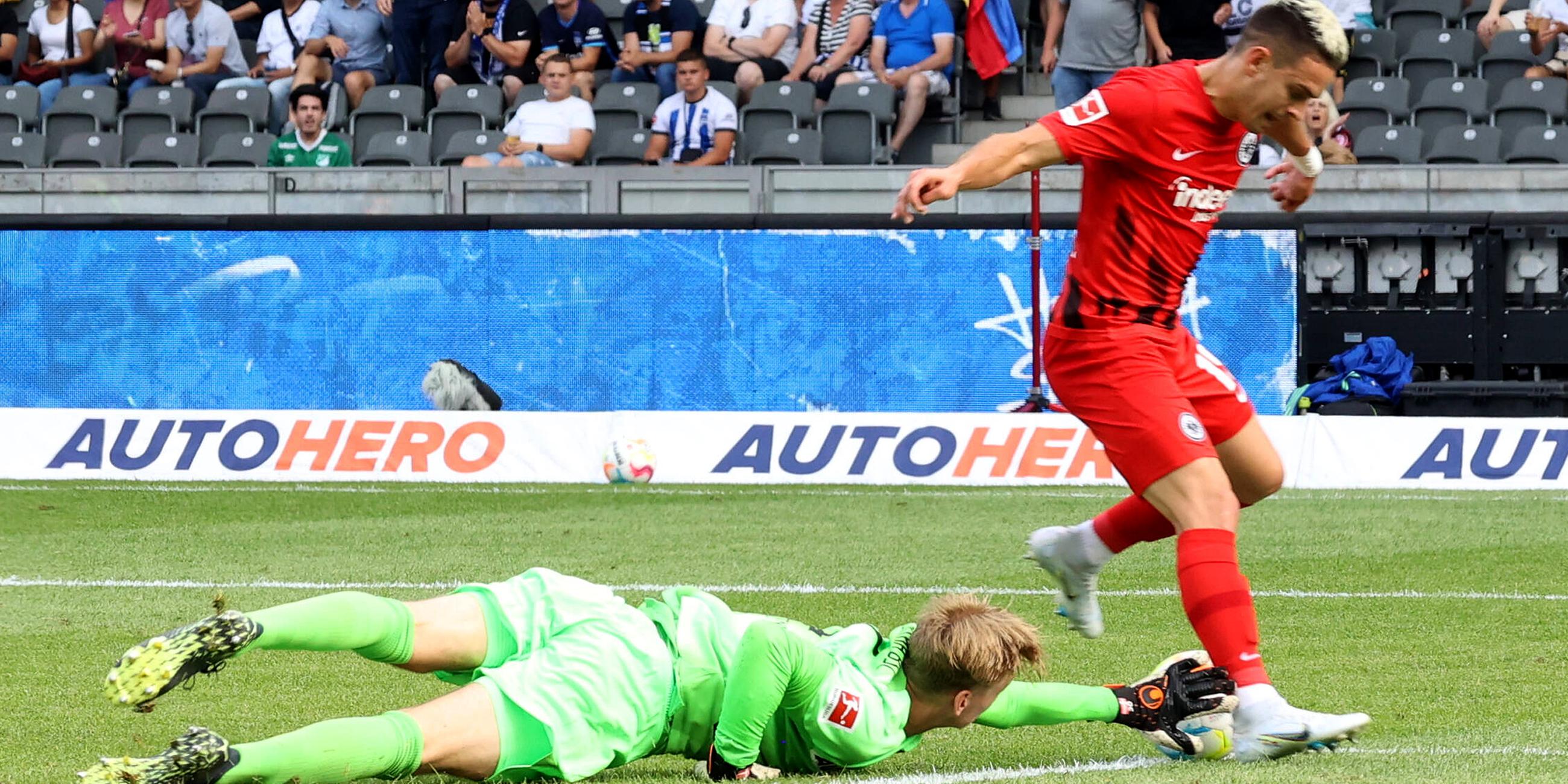 Torhüter Oliver Christensen (Hertha BSC) in Aktion während dem Elfmeter von Rafael Borre (Eintracht Frankfurt) am 13.08.2022.