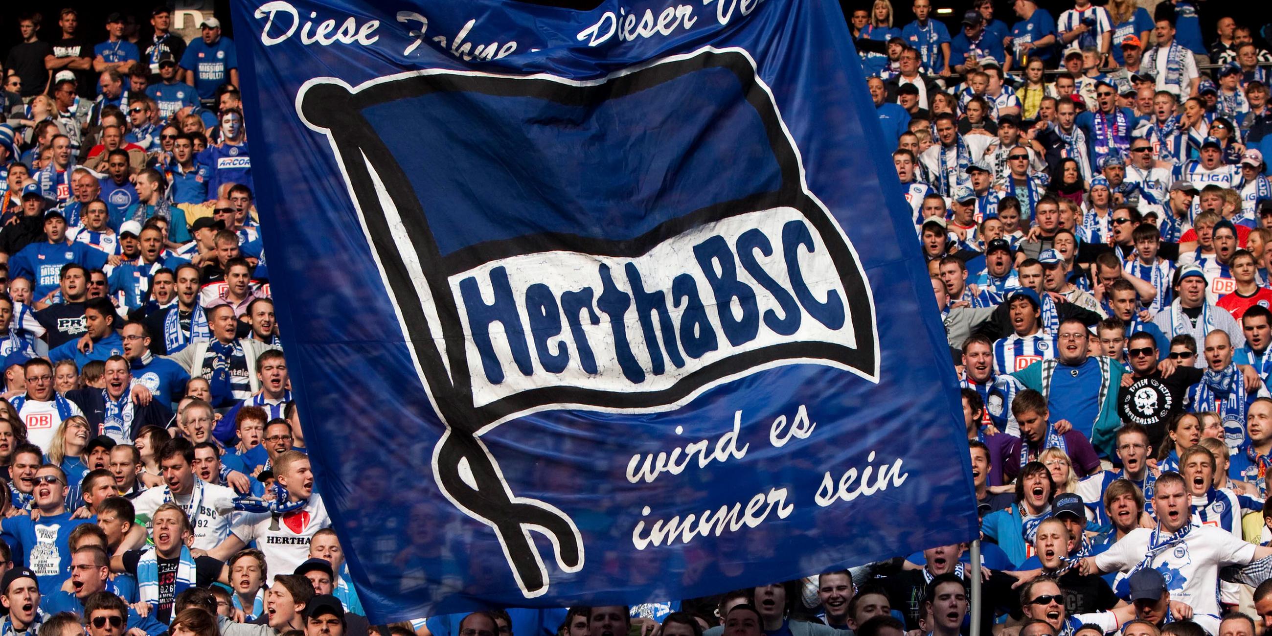 Hertha-Fans schwenken ihre Fahne