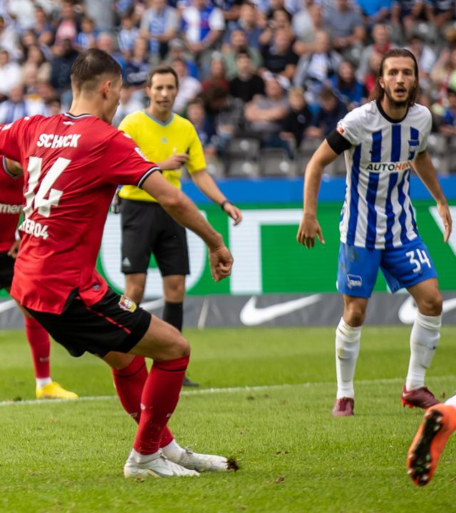Fußball-Bundesliga, Hertha BSC - Bayer Leverkusen: Patrik Schick (l.) von Bayer Leverkusen trifft zum 2:2-Endstand.