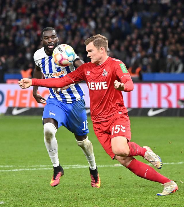 1. Bundesliga, Hertha BSC - 1. FC Köln, 12.11.2022, Wilfried Kanga (Hertha BSC) und Luca Kilian (1. FC Köln) im Zweikampf