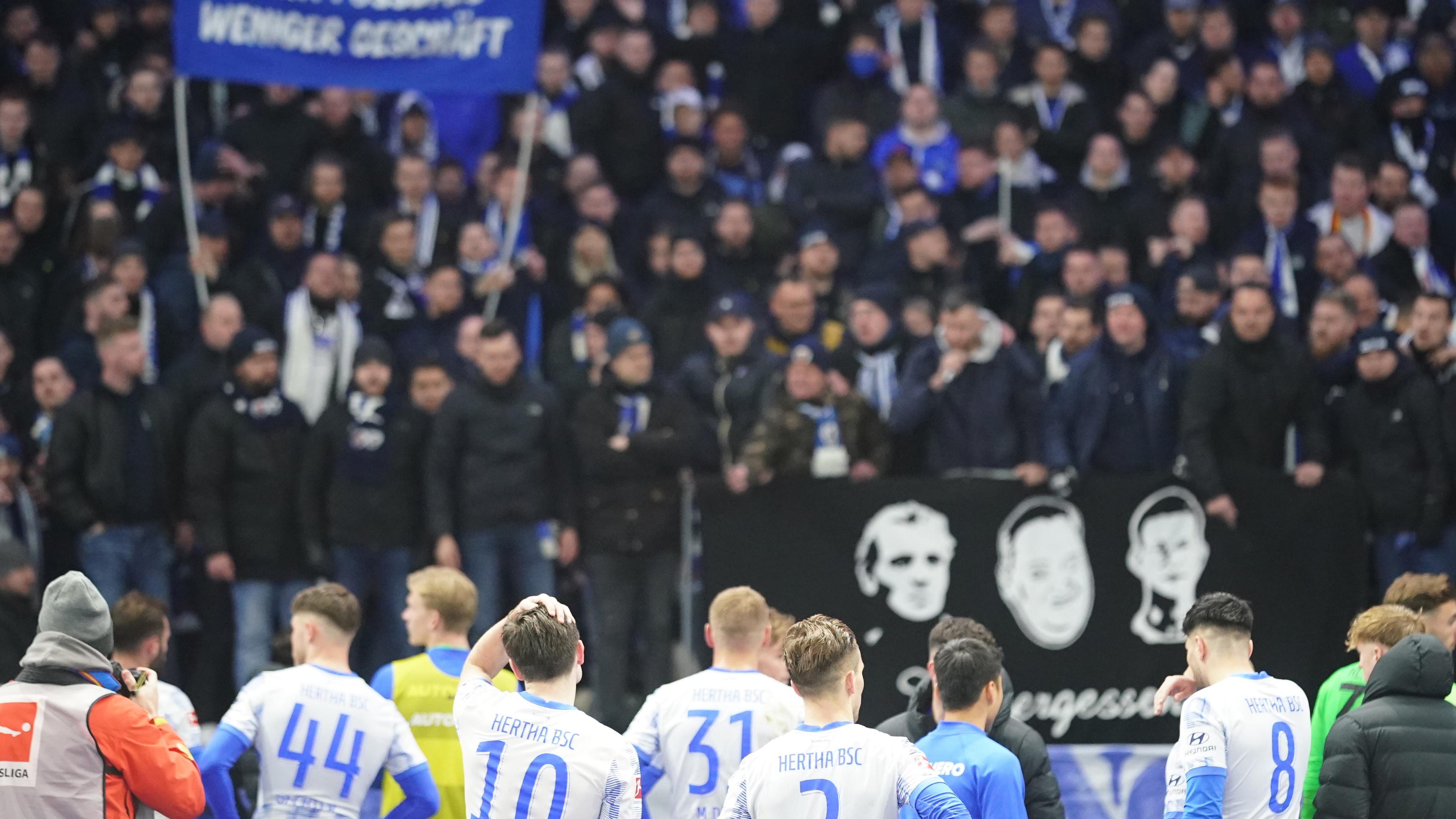 Hertha-Spieler stehen vor ihren Fans nach dem Spiel gegen Union Berlin am 9. April 2022