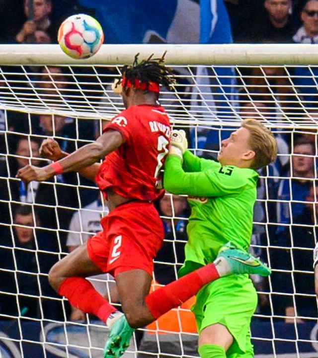 v.l. Mohamed Simakan (RB Leipzig, 02), Oliver Christensen (Hertha BSC 01), Tor zum 0:1