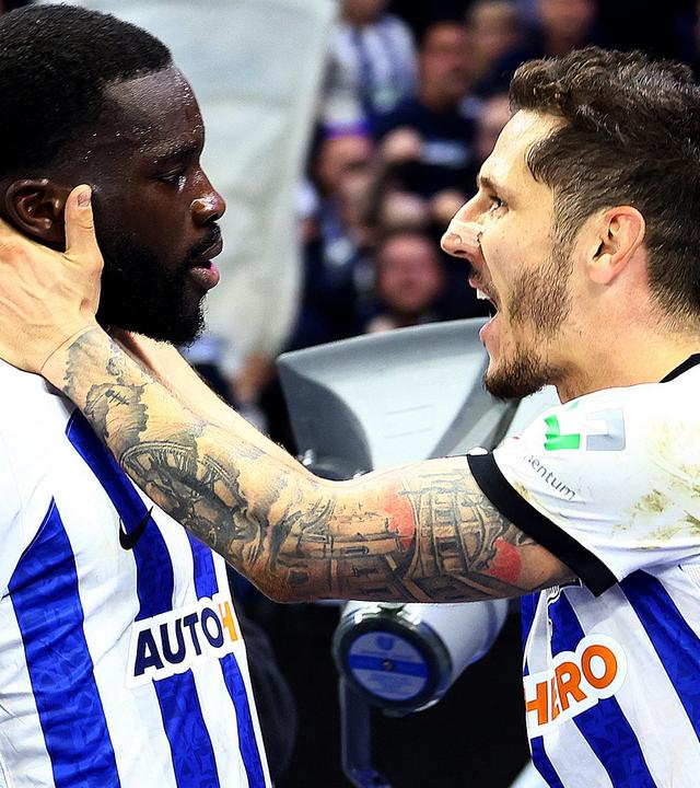 Wilfried Kanga von Hertha BSC feiert seinen zweiten Treffer mit Stevan Jovetic am 23.10.2022 in Berlin.