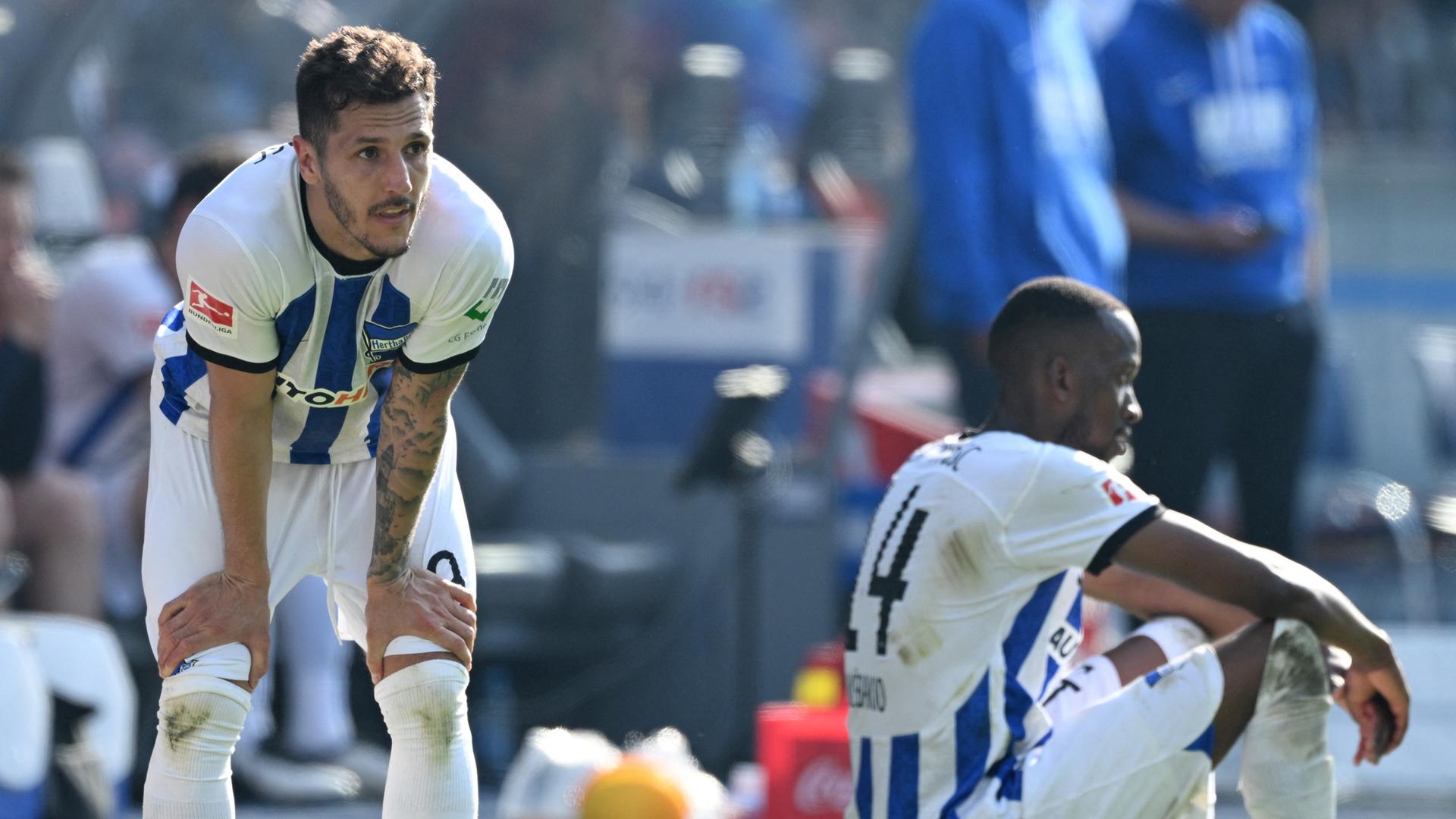 Stevan Jovetic und Dodi Lukebakio (Hertha BSC) sind nach dem Spiel enttäuscht.