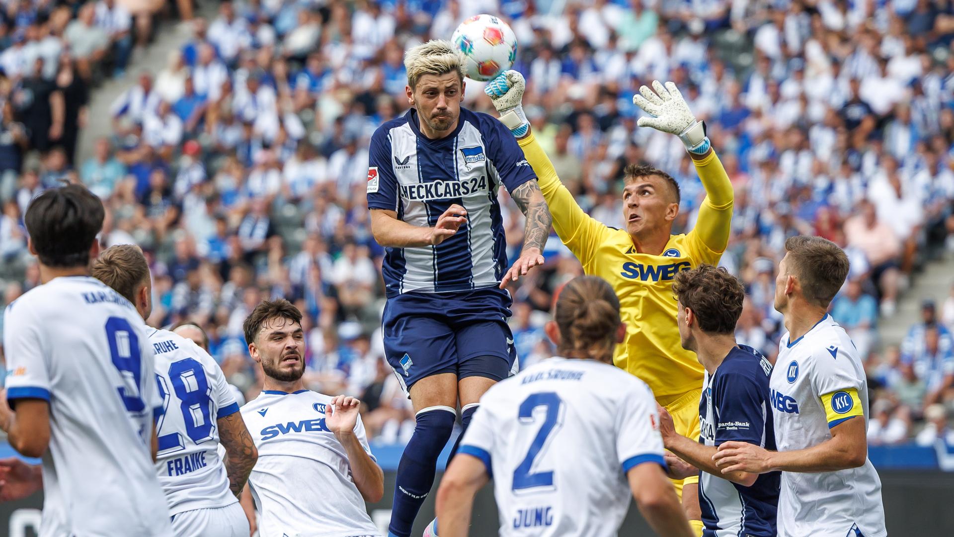Herthas Dawid Kownacki und Karlsruhes Torwart Hans Christian Bernat kämpfen um den Ball.