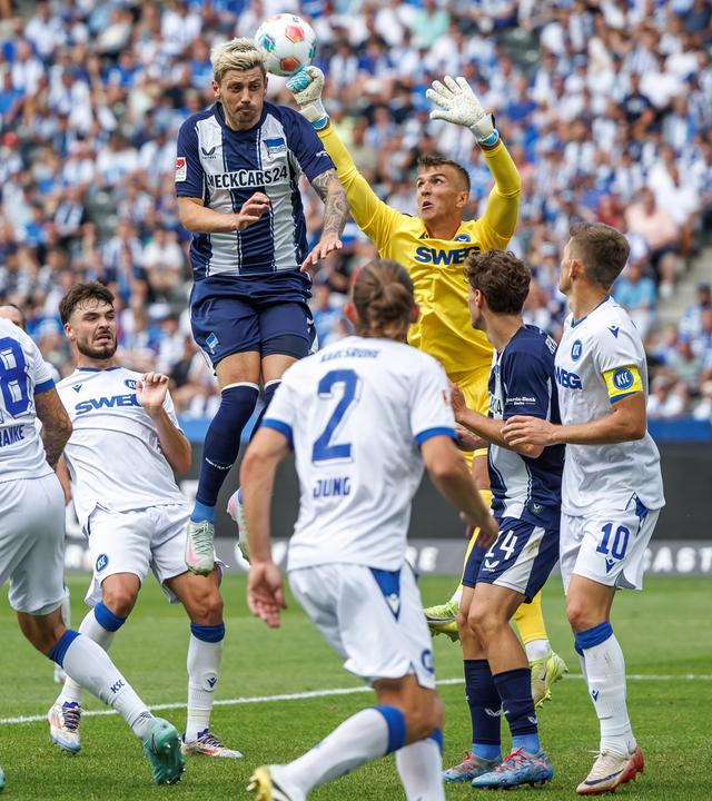 Herthas Dawid Kownacki und Karlsruhes Torwart Hans Christian Bernat kämpfen um den Ball.