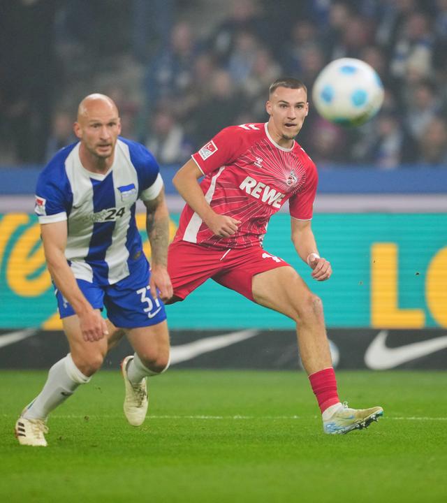 Tim Lemperle (r) schießt vor Herthas Spielern Toni Leistner (M) und Kevin Sessa auf das Tor.