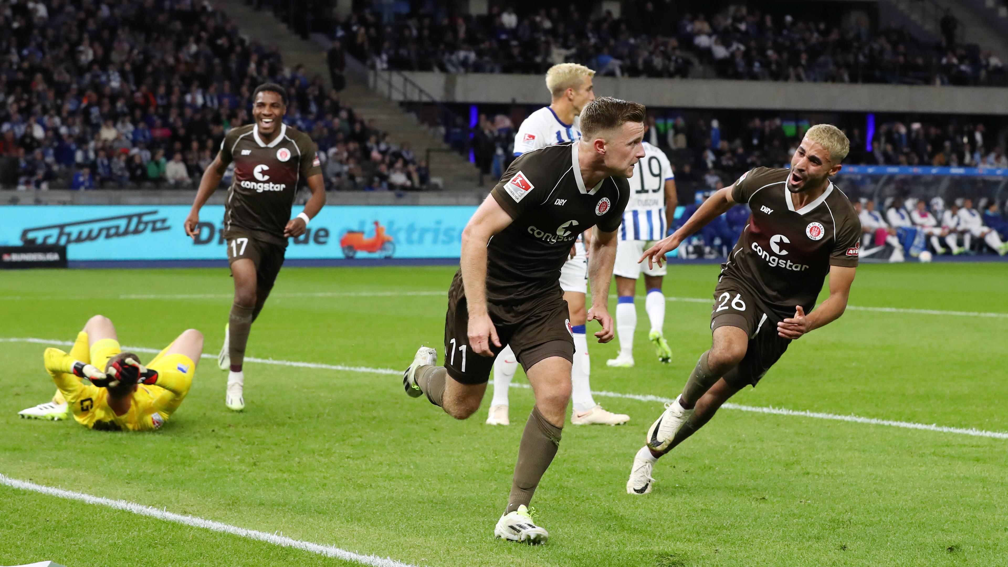 Paulis Johannes Eggestein jubelt nach 0:1 mit Elias Saad beim Spiel gegen Hertha BSC am 30.09.2023.