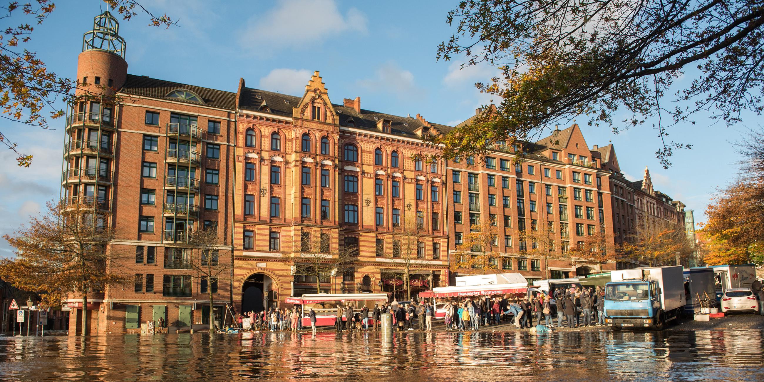 Der Fischmarkt mit der Fischauktionshalle in Hamburg steht unter Wasser