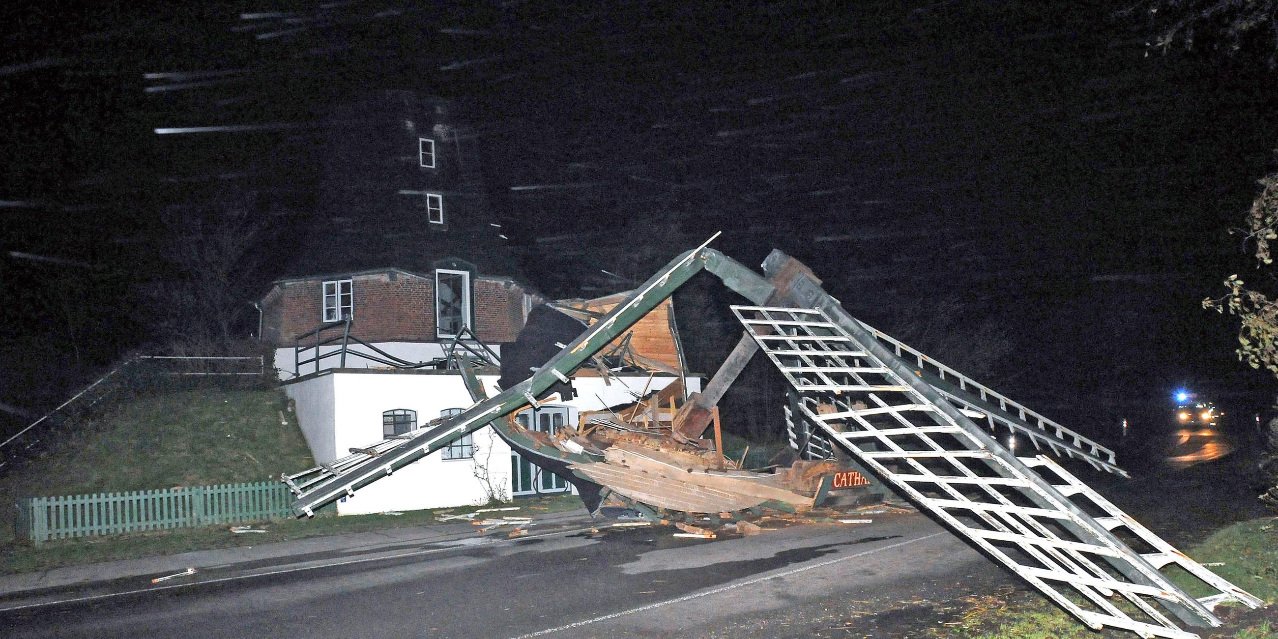 Der Mühlenkopf einer historischen Windmühle im nordfriesischen Oldenswort wurde zerstört.