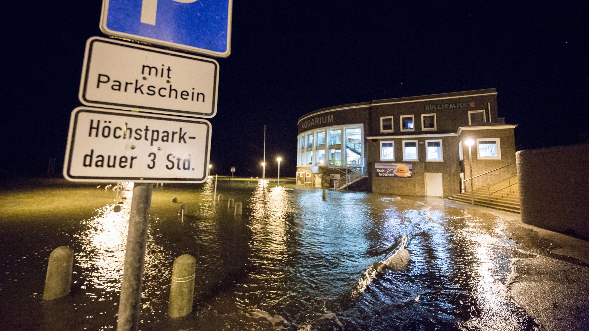 Der Parkplatz des Aquariums in Wilhelmshaven steht unter Wasser.