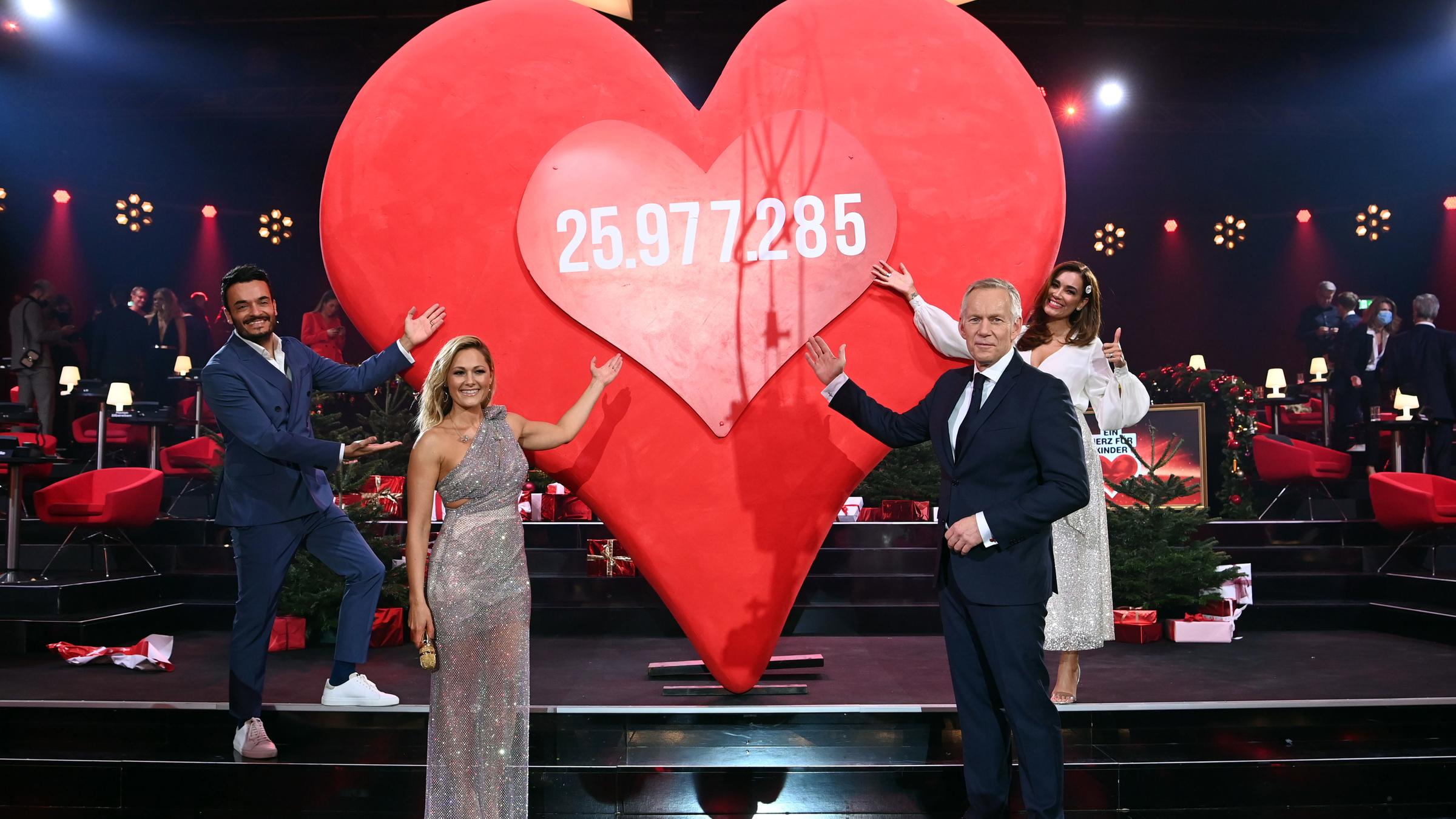Moderator Johannes B. Kerner und Sängerin Helene Fischer präsentieren den Spendenstand von "Ein Herz für Kinder". 