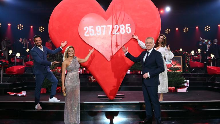 Moderator Johannes B. Kerner und Sängerin Helene Fischer präsentieren den Spendenstand von "Ein Herz für Kinder". 