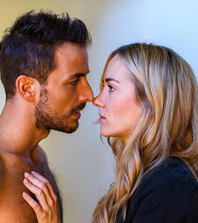 "Bettys Diagnose - Herz und Verstand": Dr. Frank Stern (Max Alberti) und Betty Weiss (Annina Hellenthal) stehen sich gegenüber und schauen sich voller Verlangen tief in die Augen, ihre Nasen berühren sich.