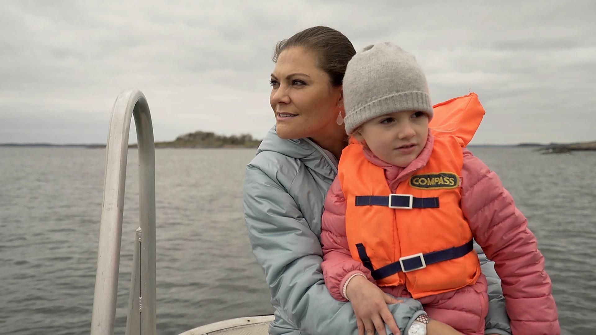 "Herz und Krone - Schwedens Königshaus privat": Kronprinzessin Victoria mit ihrer Tochter Estelle auf einem Boot auf dem Meer.