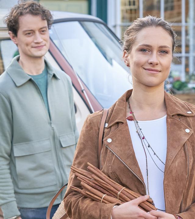 Jacky (Liliane Zillner) lernt zufällig den Surfer Matt (Maximilian Hildebrandt) kennen. Noch ahnt sie nicht, warum er in St. Agnes ist.