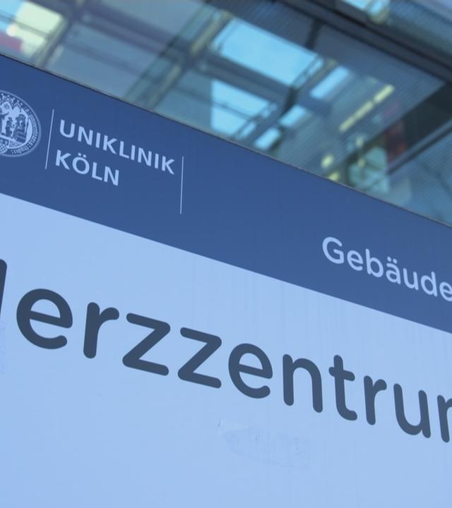 Schild auf dem steht "Uniklinik Köln -Herzzentrum"