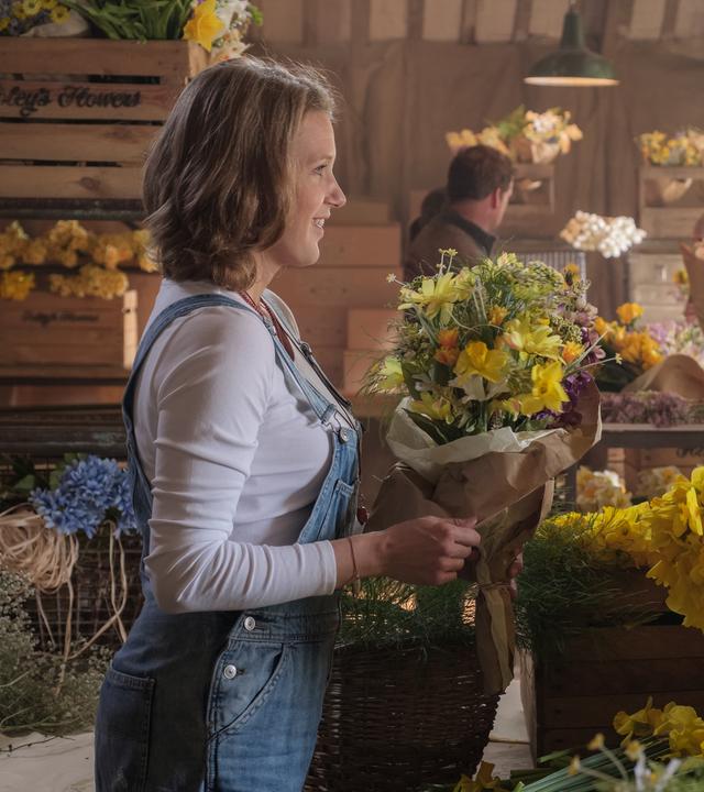 Amy (Eva-Maria Grein von Friedl, l.) hat einen großen Traum: Sie möchte die Blumenfarm ihrer Großeltern wieder zum Laufen bringen. Unterstützung findet sie dabei bei Jenny (Monika Baumgartner, r.), einer langjährigen Freundin der Familie