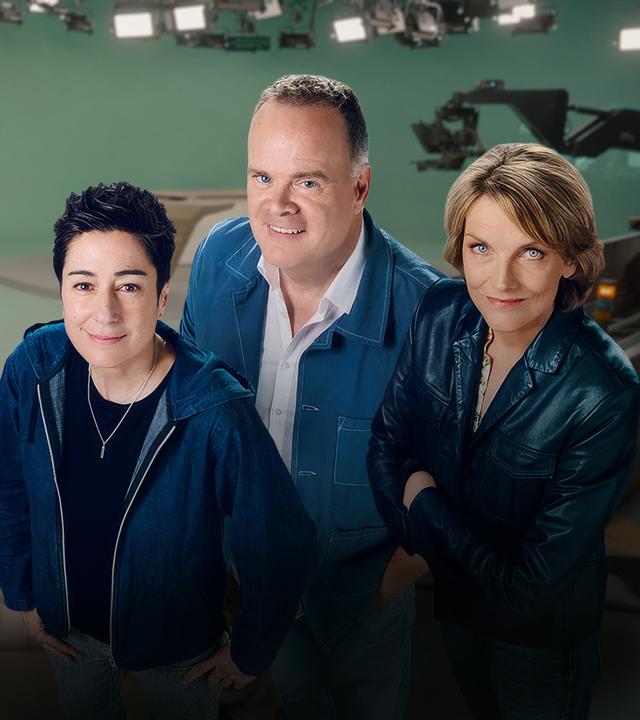 Drei Personen (Dunja Hayali, Christian Sievers und Marietta Slomka) stehen in der grünen Kulisse eines Nachrichtenstudios. Im Hintergrund Kameras, Bildschirme, ein Pult.
