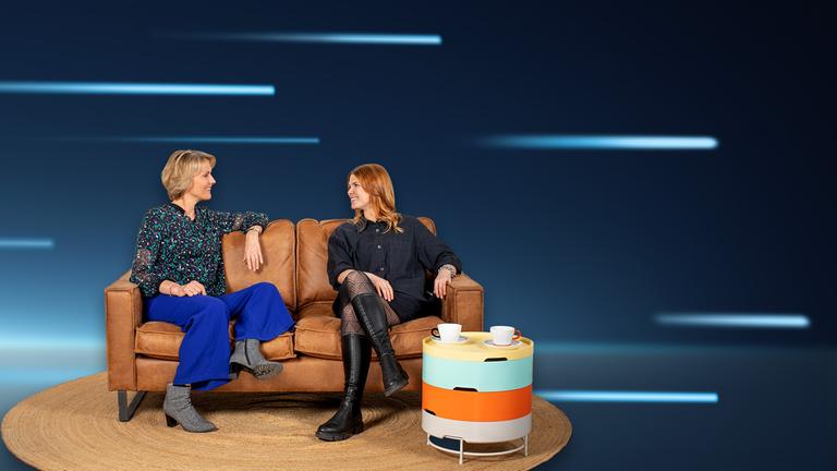 Marietta Slomka (l.) und Helene Reiner (r.) in "heute journal - der Podcast"