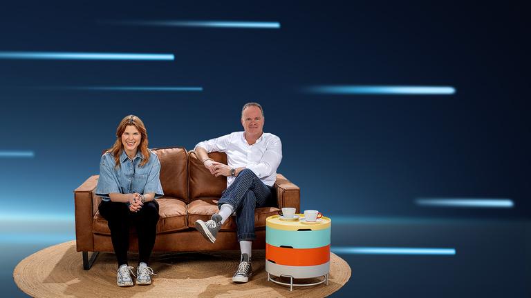 Auf einen Couch vor blauem Hintergrund sitzen Helene Reiner und ZDF-Moderator Christian Sievers: Typical für den "heute journal"-Podcast