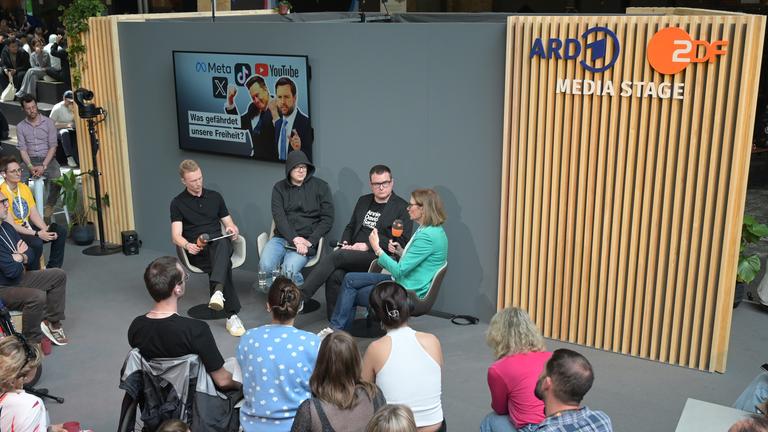 Podium der re:publica25-Session auf der "ARD ZDF Media Stage": Wie gefährdet ist unsere Freiheit?" vor Zuschauern
