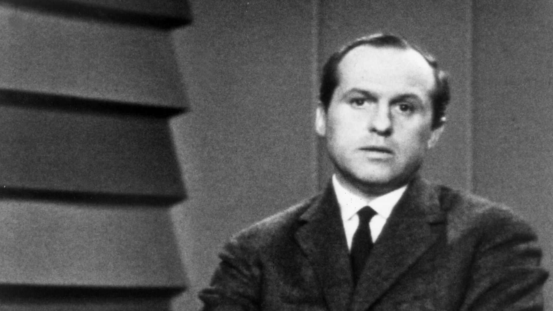 Carl Weiss moderiet im ZDF die heute-Nachrichtensendung im Jahr 1963 