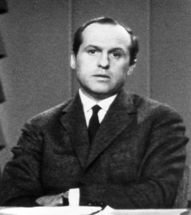 Carl Weiss moderiet im ZDF die heute-Nachrichtensendung im Jahr 1963 