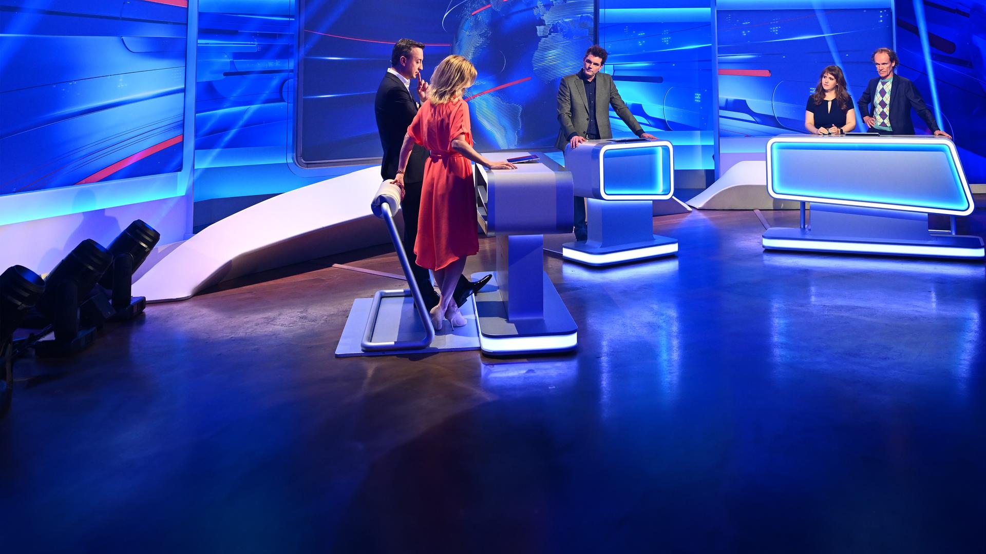 heute-show – Das Quiz: Valerie Niehaus und Paul Ziemiak (links) spielen gegen Ricarda Lang und Olaf Schubert (rechts). In der Mitte steht Quizmaster Lutz van der Horst.