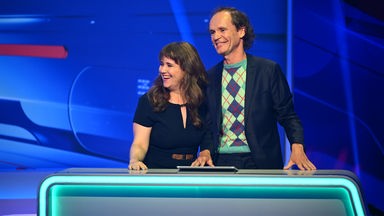 heute-show – Das Quiz: Valerie Niehaus und Paul Ziemiak (links) spielen gegen Ricarda Lang und Olaf Schubert (rechts). In der Mitte steht Quizmaster Lutz van der Horst.