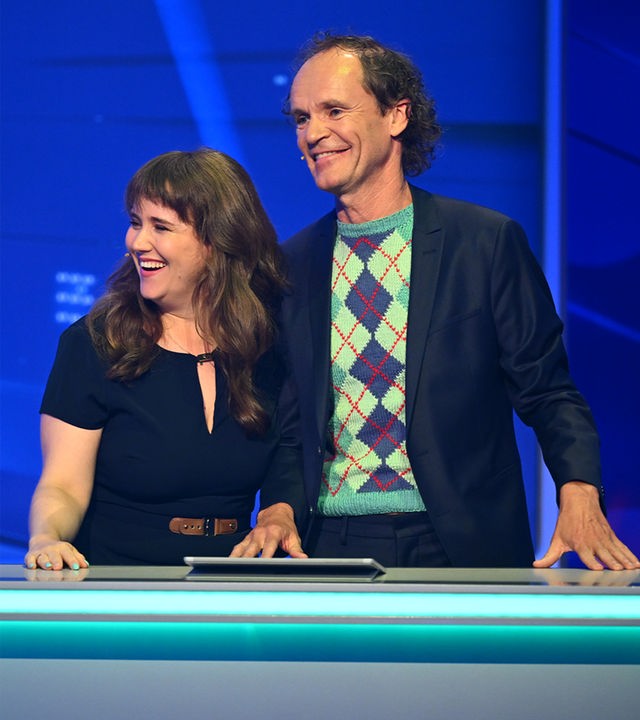 heute-show – Das Quiz: Valerie Niehaus und Paul Ziemiak (links) spielen gegen Ricarda Lang und Olaf Schubert (rechts). In der Mitte steht Quizmaster Lutz van der Horst.