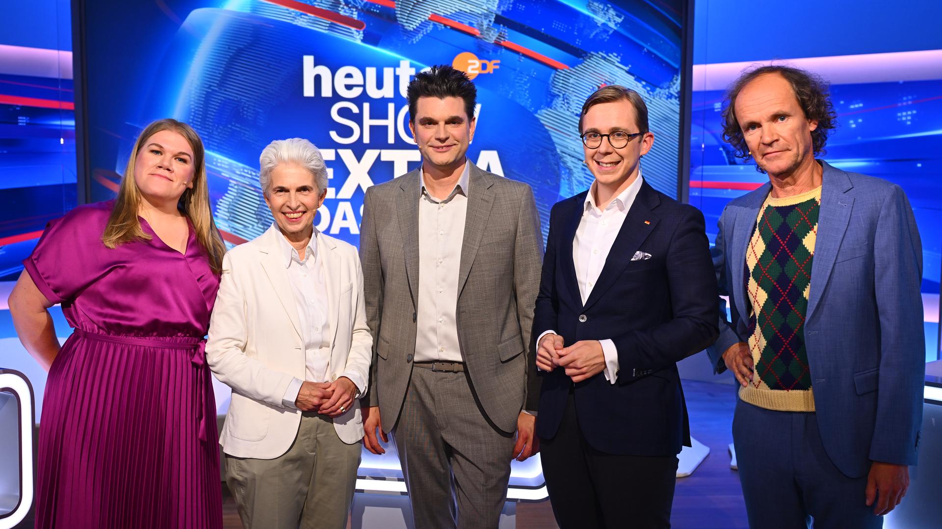 Teamkapitänin Gisa Flake, FDP-Europapolitikerin Marie-Agnes Strack-Zimmermann, Gastgeber und Quizmaster Lutz van der Horst sowie CDU-Staatssekretär Philipp Amthor und Teamkapitän Olaf Schubert stehen nebeneinander im Studio und schauen in die Kamera.