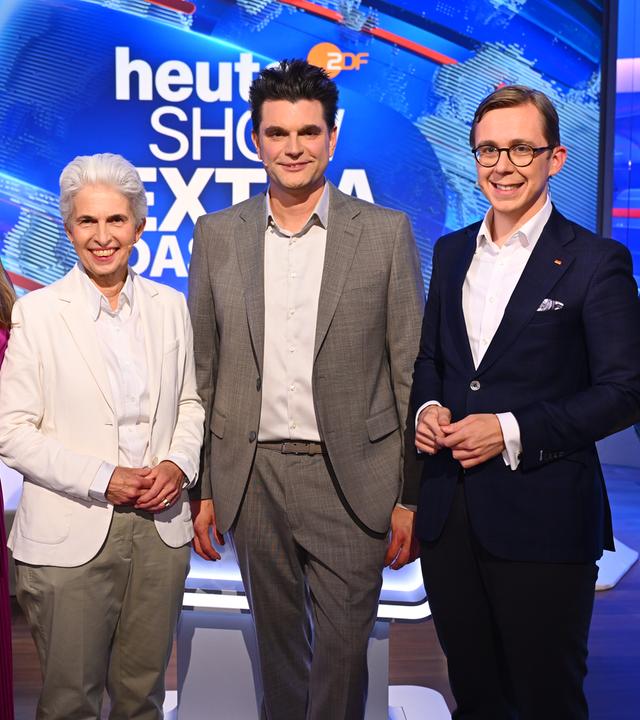 Teamkapitänin Gisa Flake, FDP-Europapolitikerin Marie-Agnes Strack-Zimmermann, Gastgeber und Quizmaster Lutz van der Horst sowie CDU-Staatssekretär Philipp Amthor und Teamkapitän Olaf Schubert stehen nebeneinander im Studio und schauen in die Kamera.