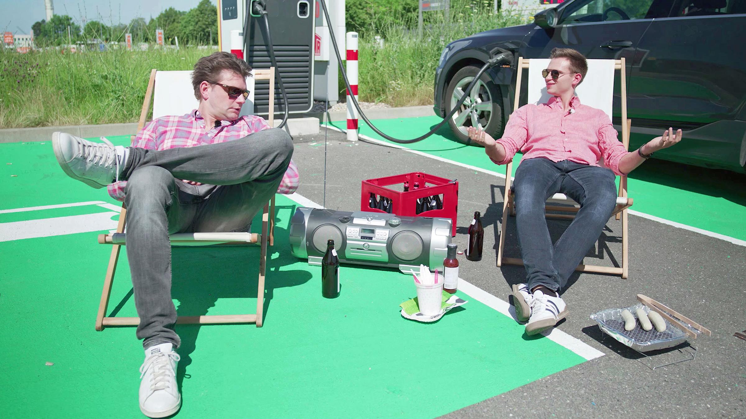 Fabian Köster und Lutz van der Horst an einer Ladesäule