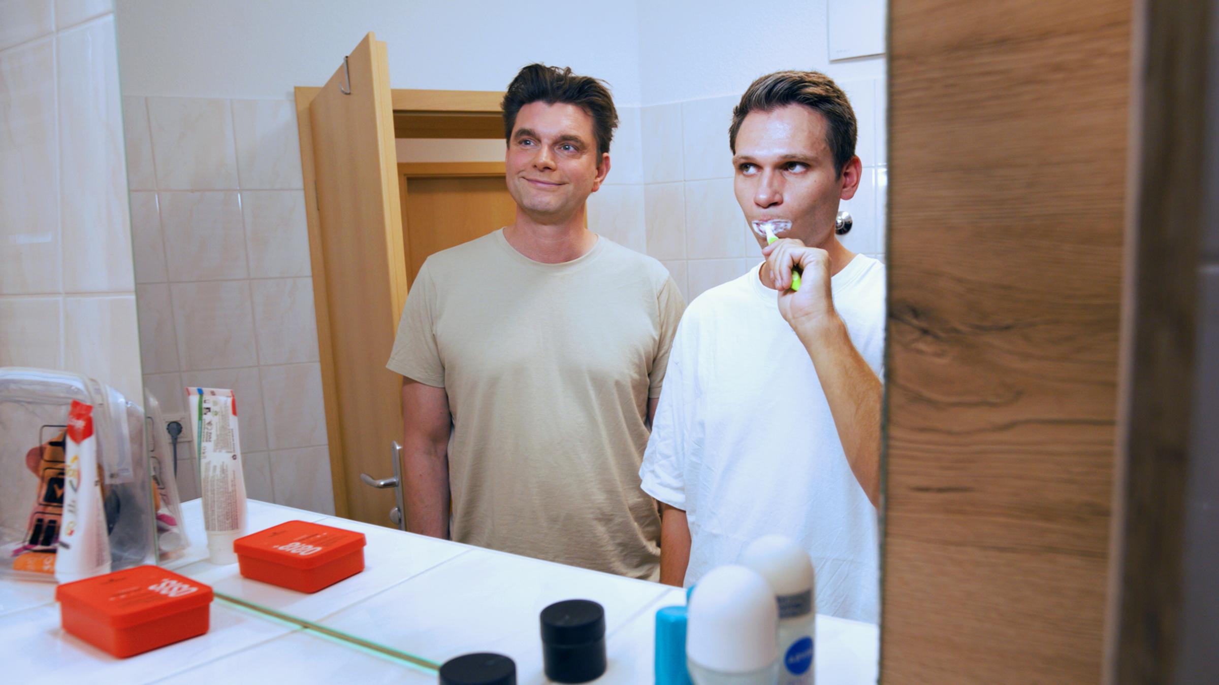 Lutz van der Horst (l.) und Fabian Köster (r.) wohnen zur Probe in Görlitz.