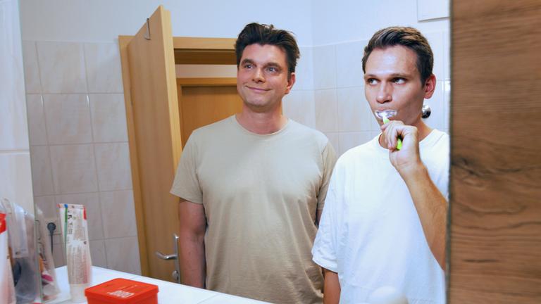 Lutz van der Horst (l.) und Fabian Köster (r.) wohnen zur Probe in Görlitz.