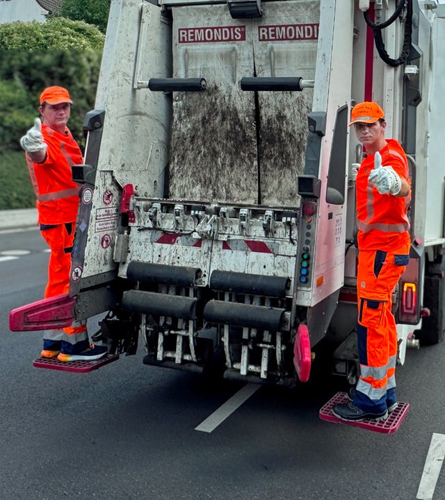 Lutz van der Horst und Fabian Köster im Einsatz bei der Müllabfuhr.