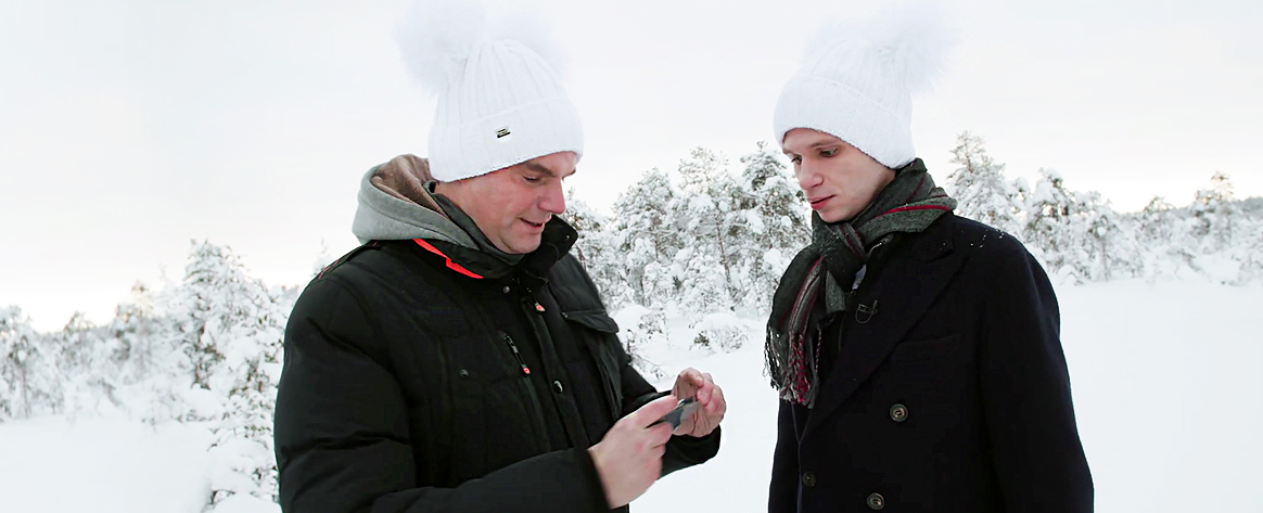 "heute-show spezial - Deutschland hat das Faxen dicke": Lutz van der Horst und Fabian Köster stehen nebeneinander am Rande eines Waldes im winterlichen Estland. Beide schauen auf das Mobiltelefon von Lutz van der Horst.