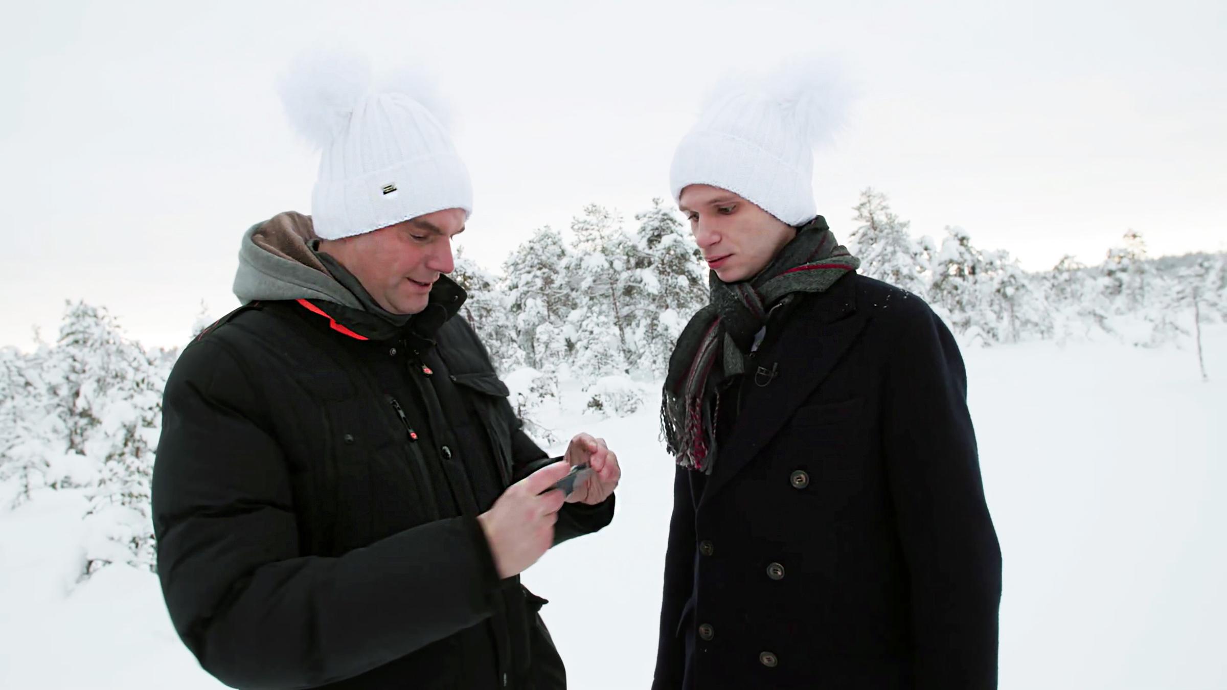 "heute-show spezial - Deutschland hat das Faxen dicke": Lutz van der Horst und Fabian Köster stehen nebeneinander am Rande eines Waldes im winterlichen Estland. Beide schauen auf das Mobiltelefon von Lutz van der Horst.