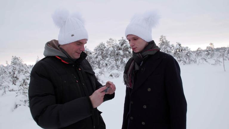 "heute-show spezial - Deutschland hat das Faxen dicke": Lutz van der Horst und Fabian Köster stehen nebeneinander am Rande eines Waldes im winterlichen Estland. Beide schauen auf das Mobiltelefon von Lutz van der Horst.