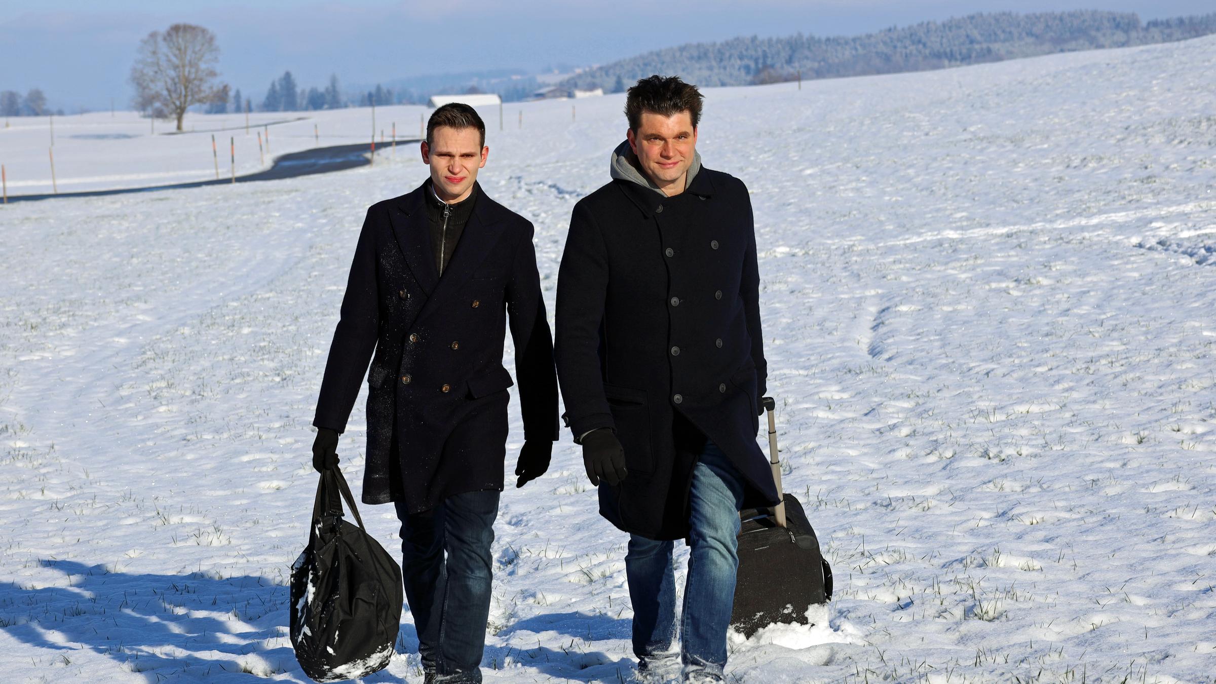 "heute-show spezial": Fabian Köster und Lutz van der Horst gehen mit Taschen in der Hand durch eine weitläufige Schneelandschaft.