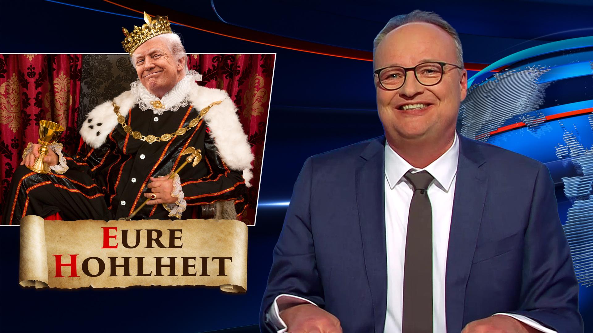 Oliver Welke sitzt am Schreibtisch. Links neben ihm ist eine Fotomontage von Donald Trump als König abgebildet. Darunter steht: "Eure Hohlheit".