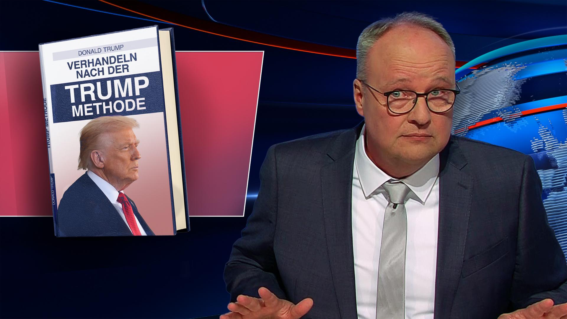 Oliver Welke sitzt am Schreibtisch. Links neben ihm ist ein Buch abgebildet. Auf dem Cover ist ein Porträt von Donald Trump zu sehen. Der Titel des Buchs lautet "Verhandeln nach der Trump Methode".