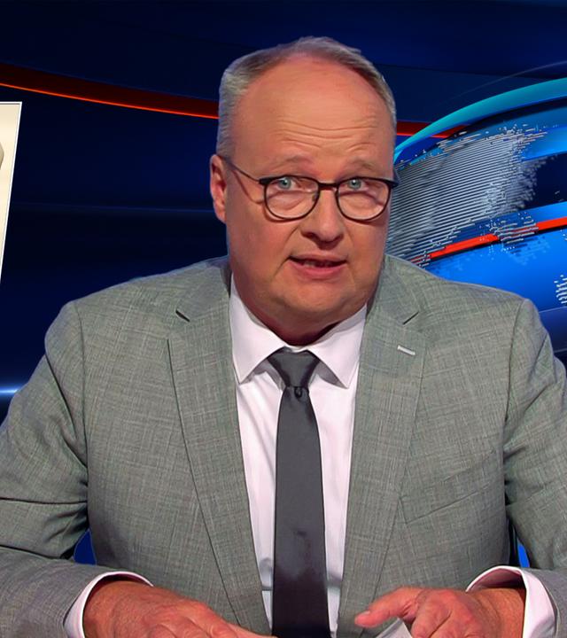 Oliver Welke sitzt am Schreibtisch. Links neben ihm ist ein in Sepia gehaltenes Bild eingeblendet, auf dem Alice Weidel und Tino Chrupalla auf Liegestühlen sitzen. Unter dem eingeblendeten Foto steht der Text: "Triumph des Chillens".