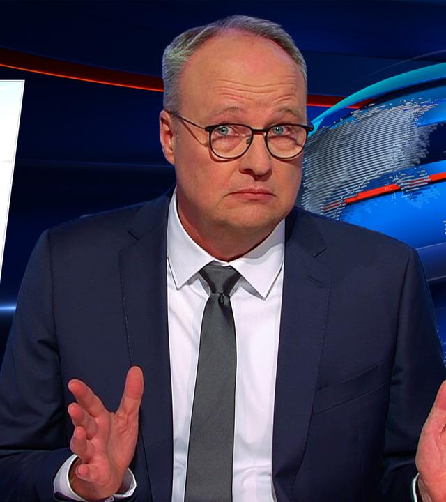 Oliver Welke sitzt am Schreibtisch. Links von ihm ist eine Fotomontage zu sehen, in der Donald Trump auf einer fliegenden Rakete sitzt, daneben fliegen Militärjets. Darunter steht "Einer flog über das Mullah-Nest".