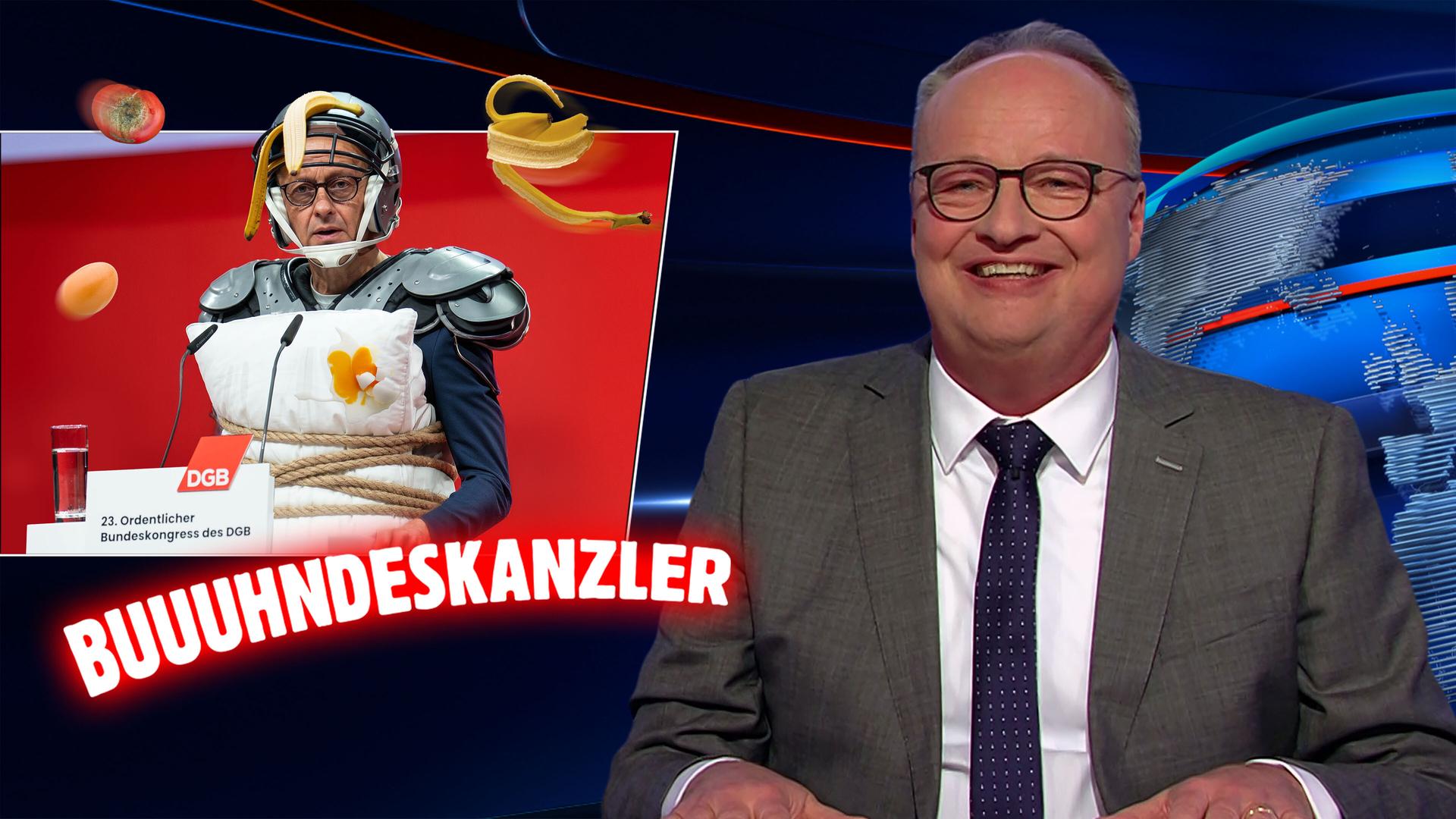 Oliver Welke sitzt am Schreibtisch. Links im Hintergrund ist eine Fotomontage von Friedrich Merz an einem Rednerpult mit der Aufschrift "DGB – 23. Ordentlicher Bundeskongress des DGB" zu sehen. Merz trägt eine Schutzrüstung und einen Helm. Um ihn herum fliegen eine Bananenschale, ein Ei und eine Tomate. Unten im Bild steht „BUUUHNDESKANZLER“.