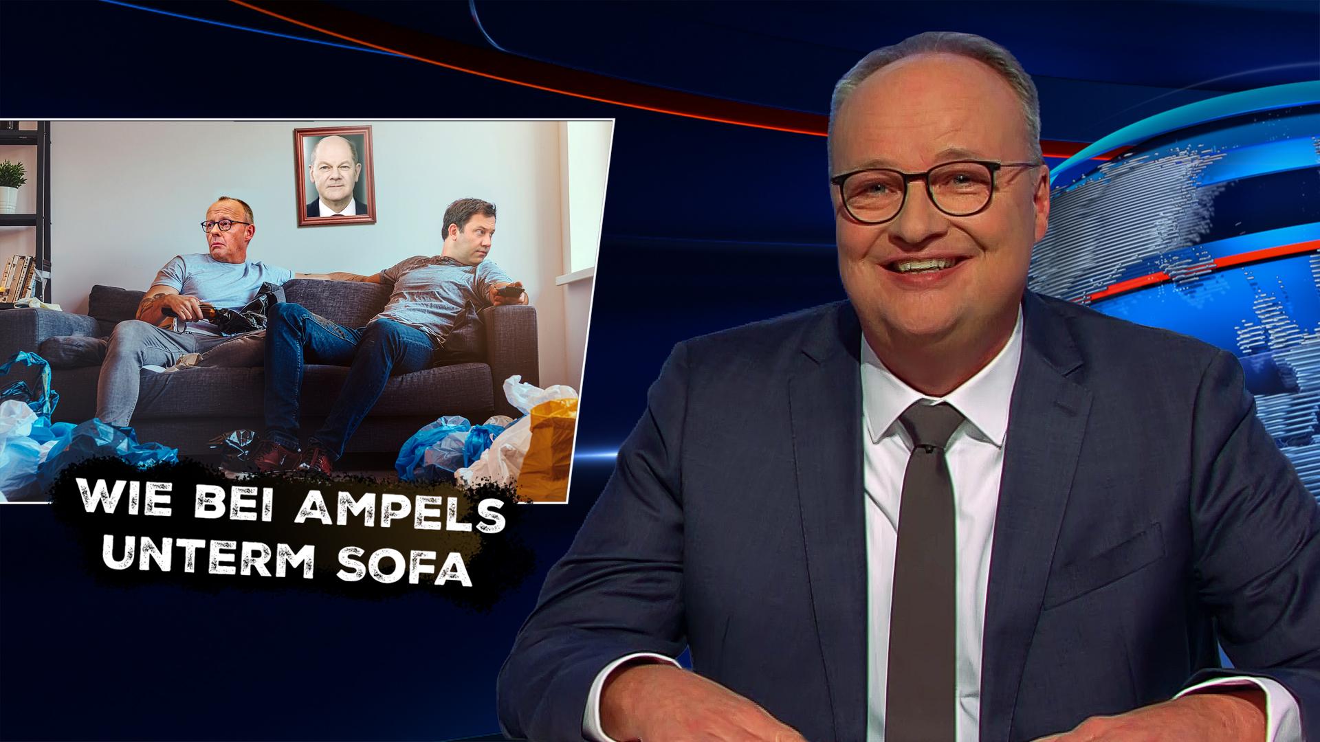 Oliver Welke sitzt rechts im Bild. Links im Bild ist eine satirische Fotomontage zu sehen: Friedrich Merz und Lars Klingbeil sitzen auf einem Sofa in einem verwahrlosten Wohnzimmer. Zwischen ihnen hängt ein gerahmtes Porträtfoto von Olaf Scholz. Unter dem Bild steht: "WIE BEI AMPELS UNTERM SOFA".
