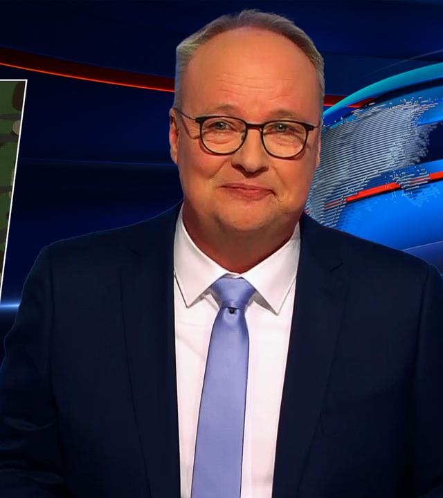 Oliver Welke sitzt am Schreibtisch. Links von ihm ist ein Bild von Boris Pistorius abgebildet, neben dem zwei bewaffnete Soldaten in Ausrüstung zu sehen sind. Über dem Bild steht "SPD", darunter steht "PISTORIUS BASTERDS".