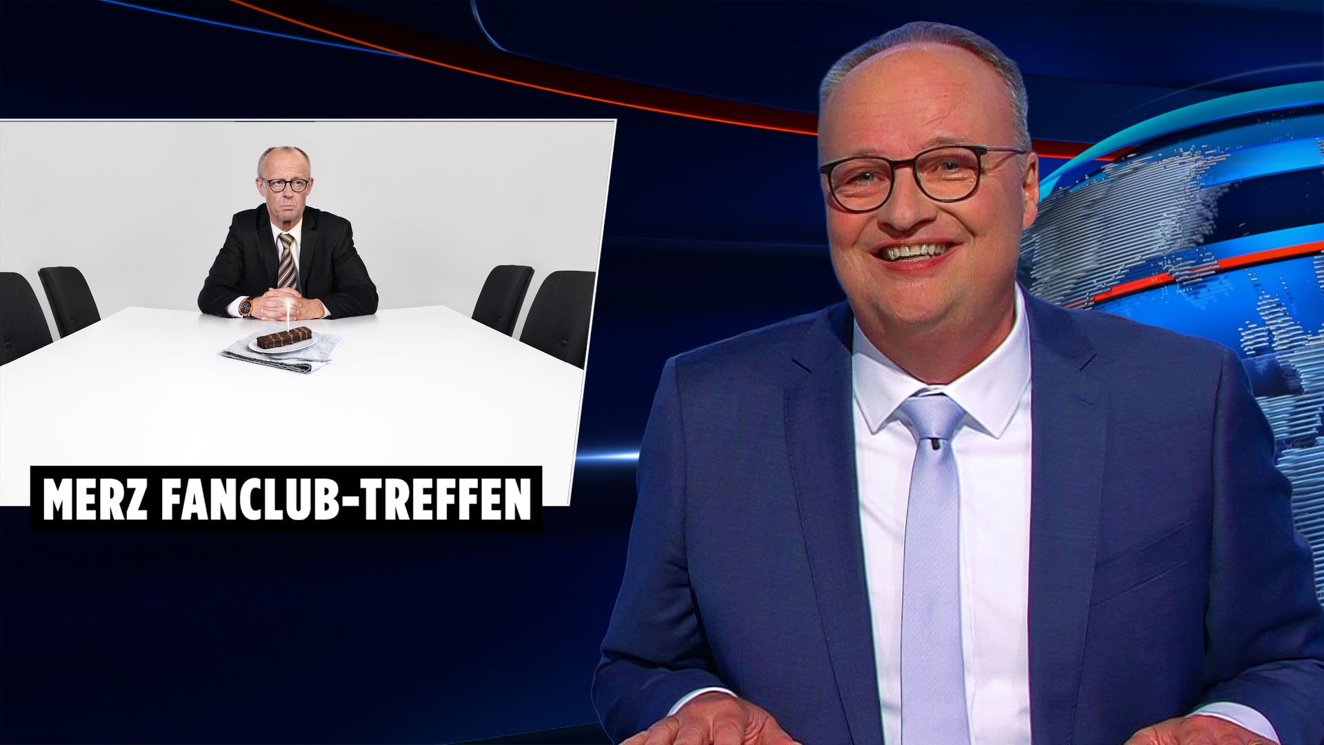Oliver Welke sitzt rechts im Bild. Links im Bild ist eine satirische Fotomontage von Friedrich Merz in einem leeren Konferenzraum zu sehen. Vor ihm auf dem Tisch liegt ein kleiner Kuchen mit einer brennenden Kerze. Unter dem Bild steht "MERZ FANCLUB-TREFFEN".